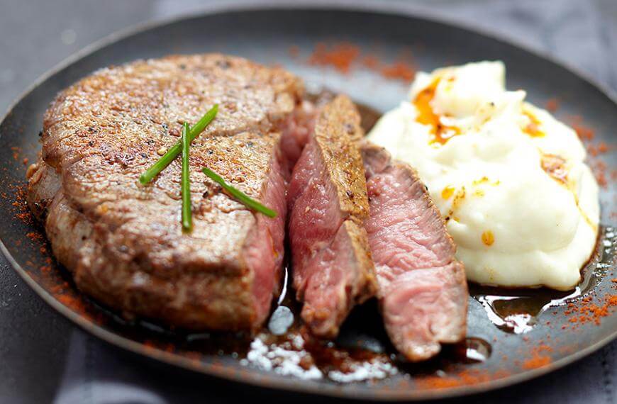 Filet-de-bœuf-grillé-en-marinade-rugissante,-purée